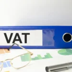 segregator z napisem VAT