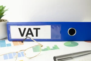 segregator z napisem VAT